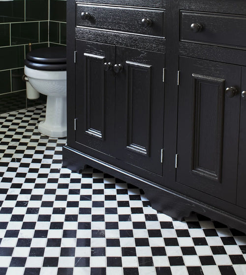 Chequers Court 4.8sq White & Black bevelled edge