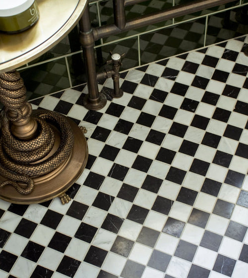 Chequers Court 4.8sq White & Black bevelled edge